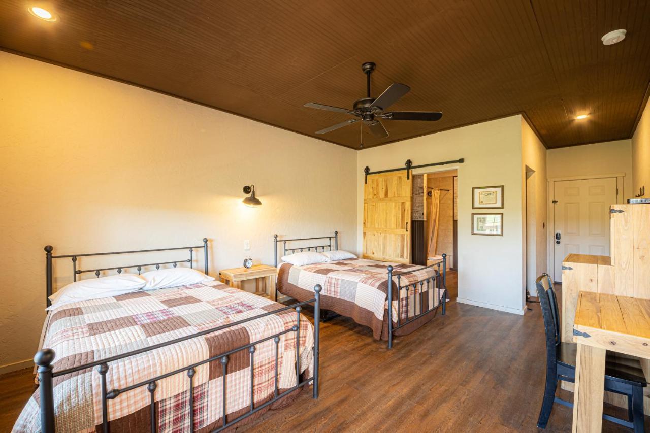 טומבסטון Miners Cabins #1 - Two Double Beds And Private Balcony מראה חיצוני תמונה