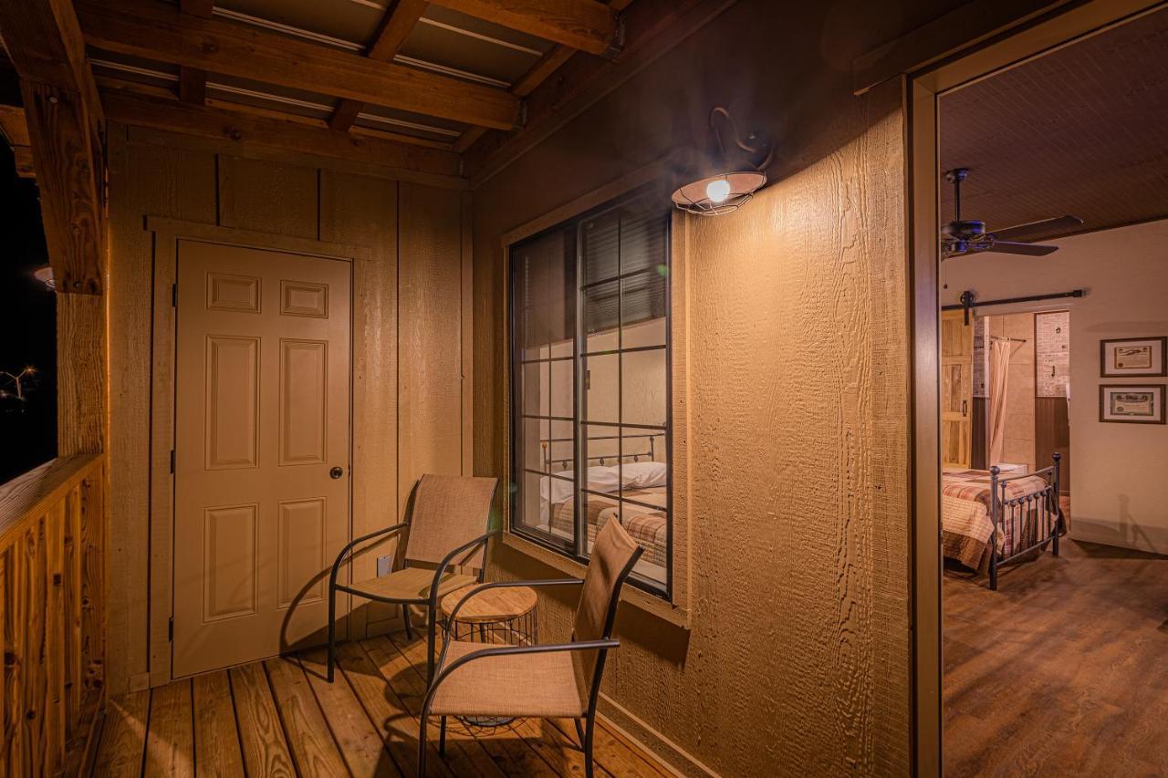 טומבסטון Miners Cabins #1 - Two Double Beds And Private Balcony מראה חיצוני תמונה